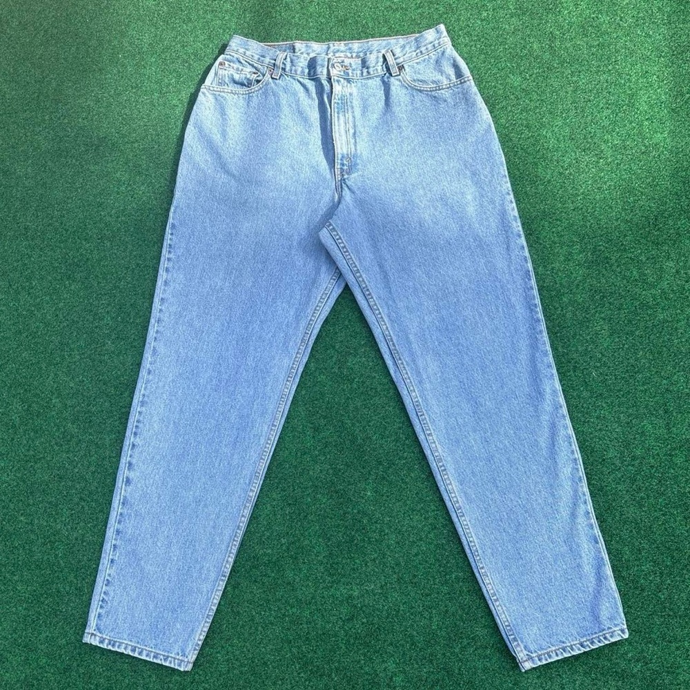 Vintage high waisted medium wash 550 relaxed fit, tapered leg Levi’s jeans
